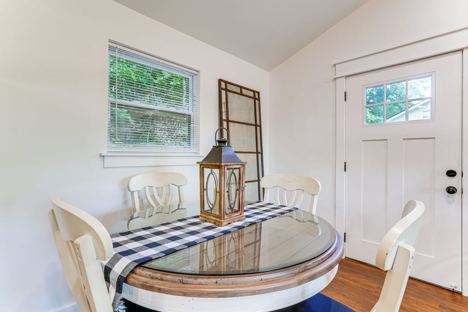 Dining Area | Dishware & Flatware | Upper Level