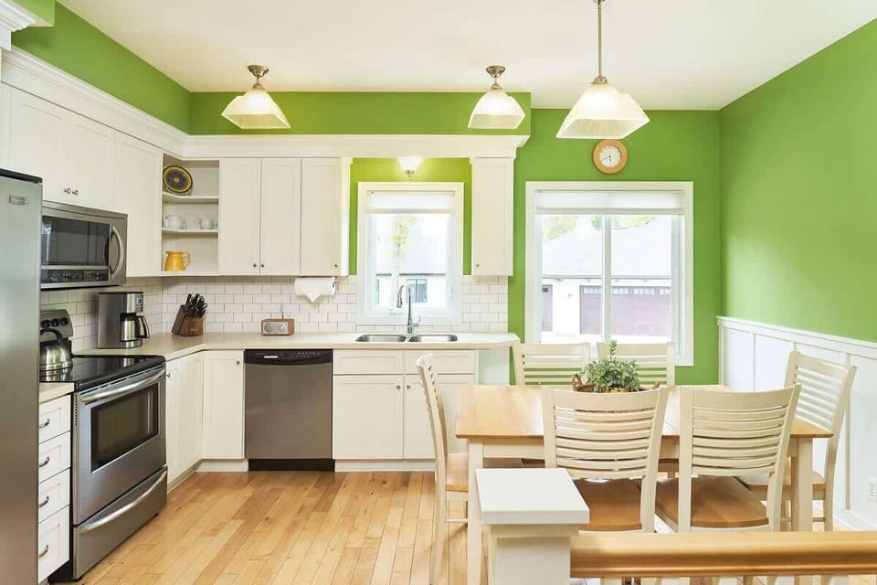 Fully equipped kitchen with dinning room table 