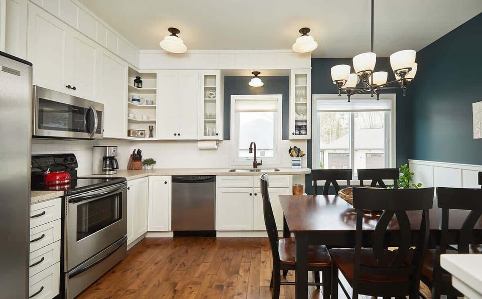 Fully equipped kitchen with dinning table 