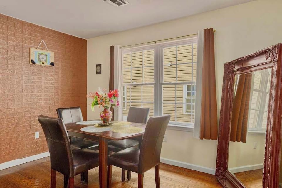 dining room in Newark Ruby and accessible when booking Newark Gem 