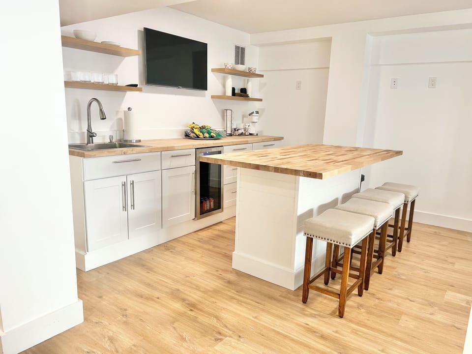 Bonus room - view of wetbar