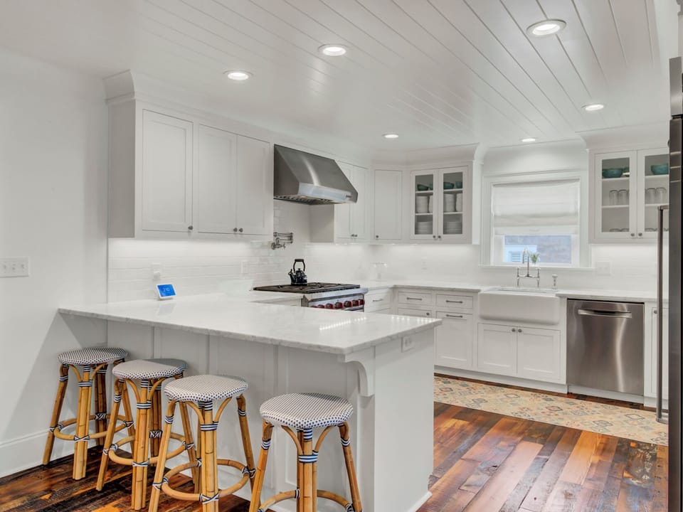 Enjoy casual dining and conversations at the kitchen counter.