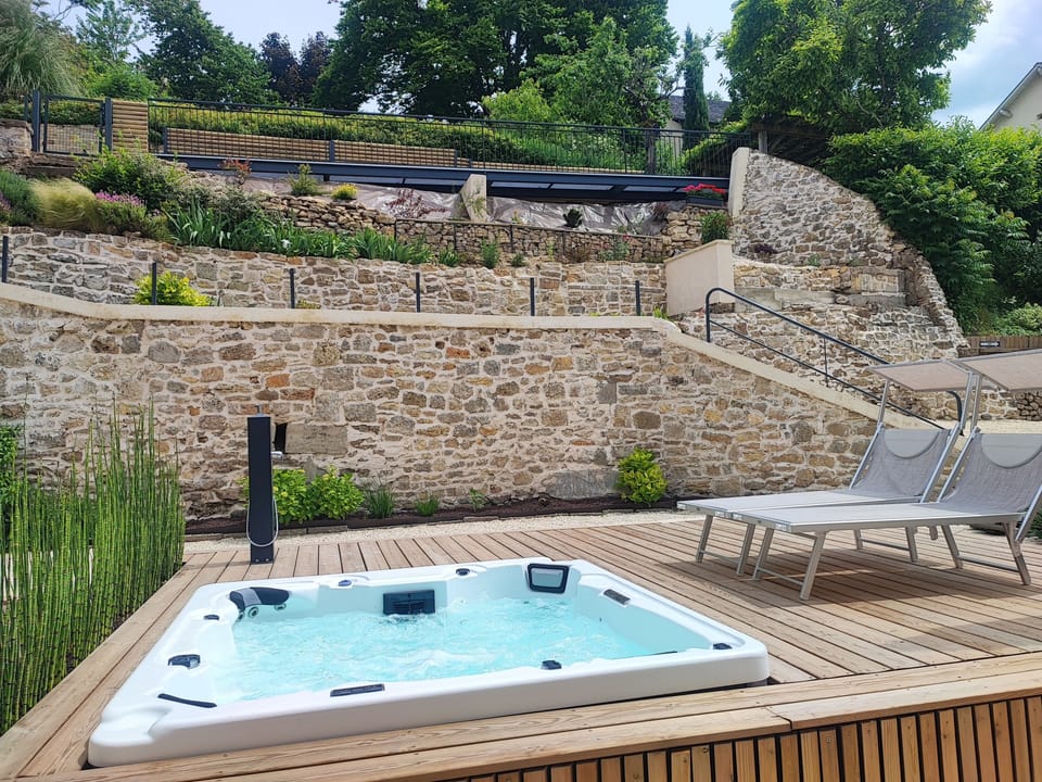 Outdoor spa tub