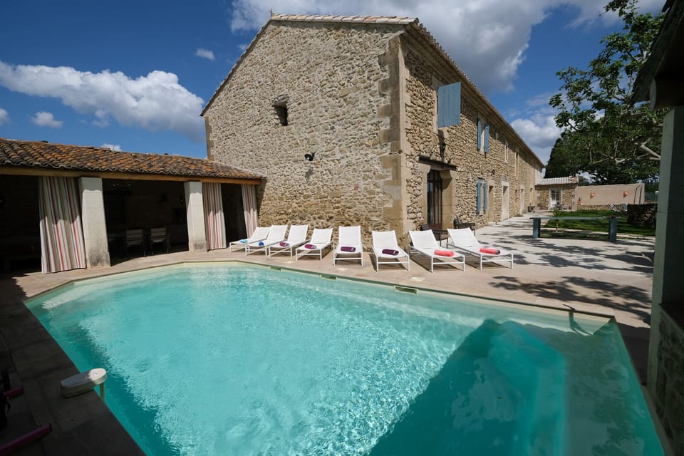 LAMANON holiday rental Provencal farmhouse for rent with all comfort, swimming pool for 12 people. Book online with Plaisirs & maison de Provence