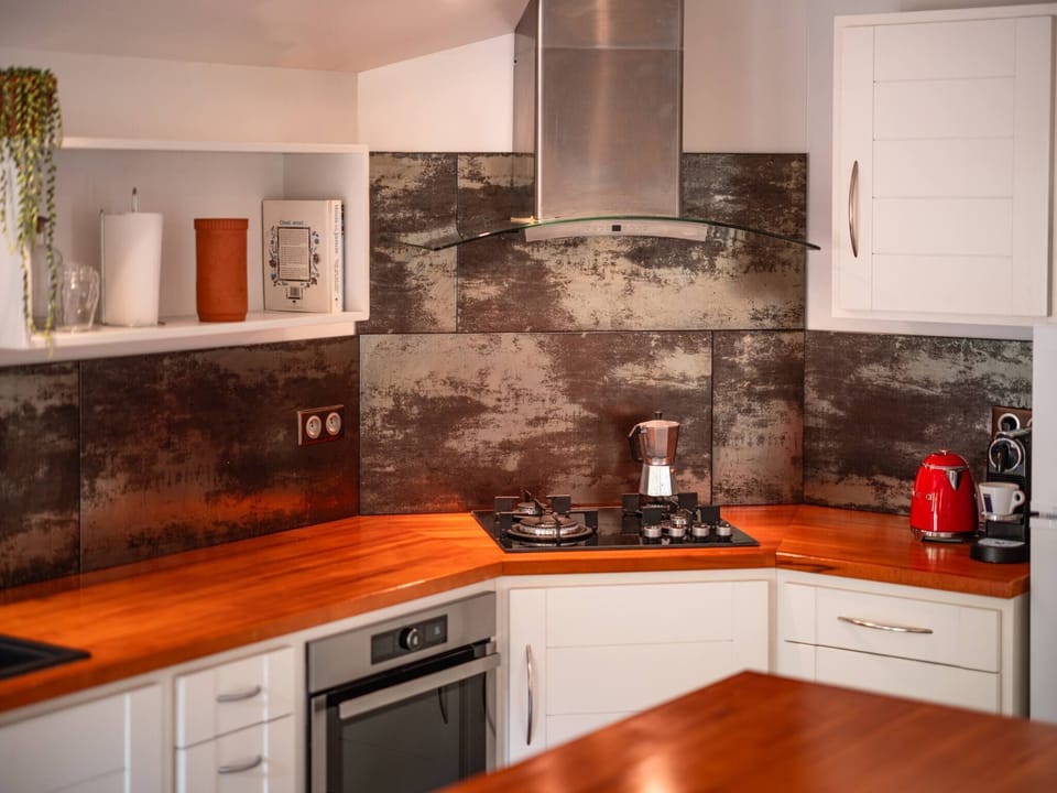 Fully equipped kitchen - dishwasher - oven, microwave, fridge - toaster - blender - Nespresso coffee machine + electric kettle - gas hob.
