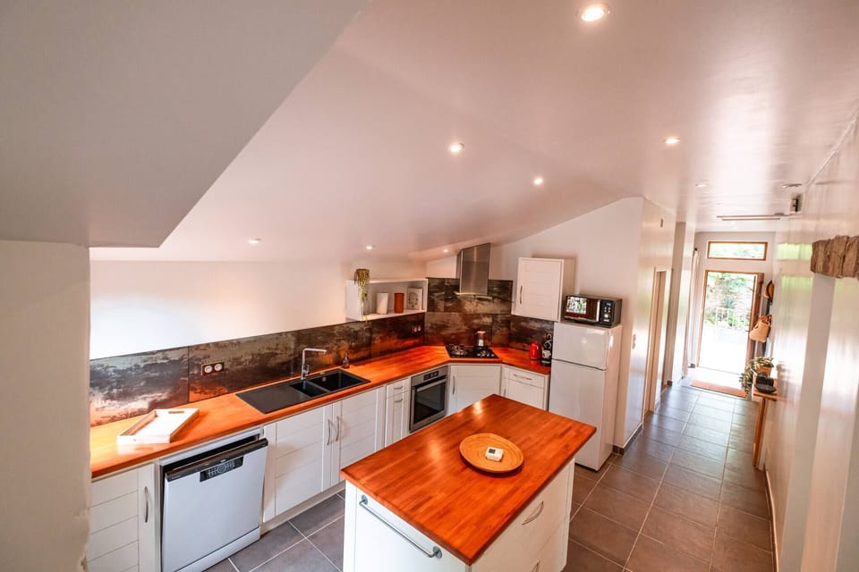 Fully equipped kitchen - dishwasher - oven, microwave, fridge - toaster - blender - Nespresso coffee machine + electric kettle - gas hob.