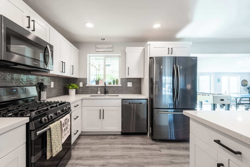 Sleek, modern kitchen w/ ample cabinetry & clean lines for everyday cooking.