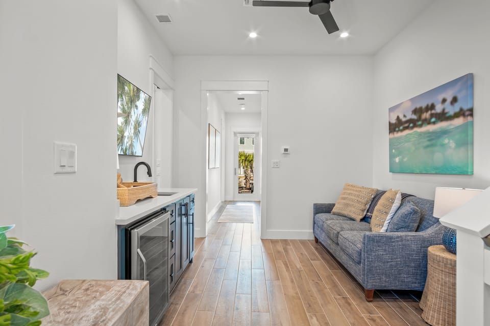 Entryway Living Area with Wet Bar, 1st Floor