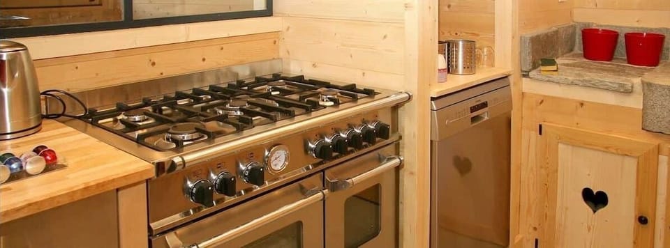 Kitchen - gas stove at the Coup de coeur du Renard chalet
