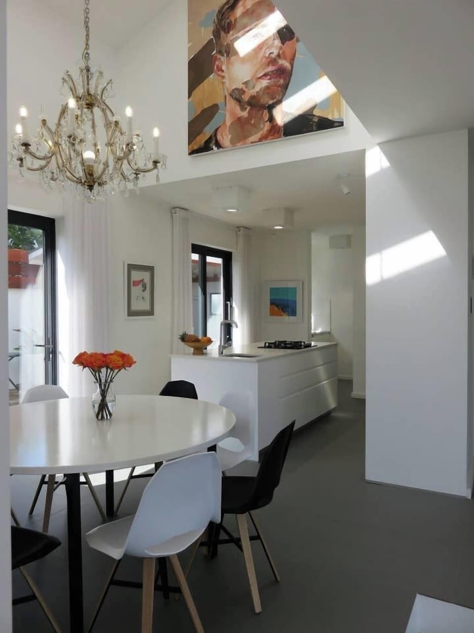 The Cape White Villa / Common space - Dining & kitchen