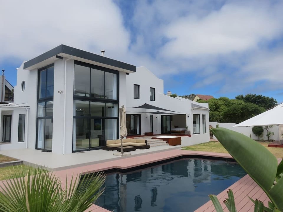 The Cape White Villa / with heated pool