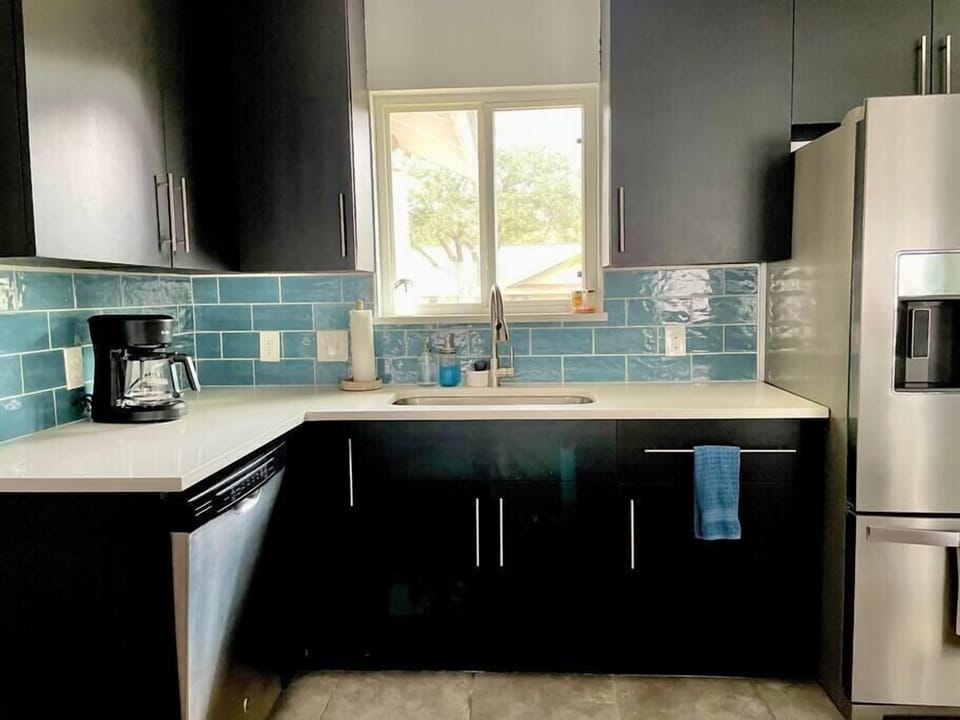 Comes with a dishwasher:)
