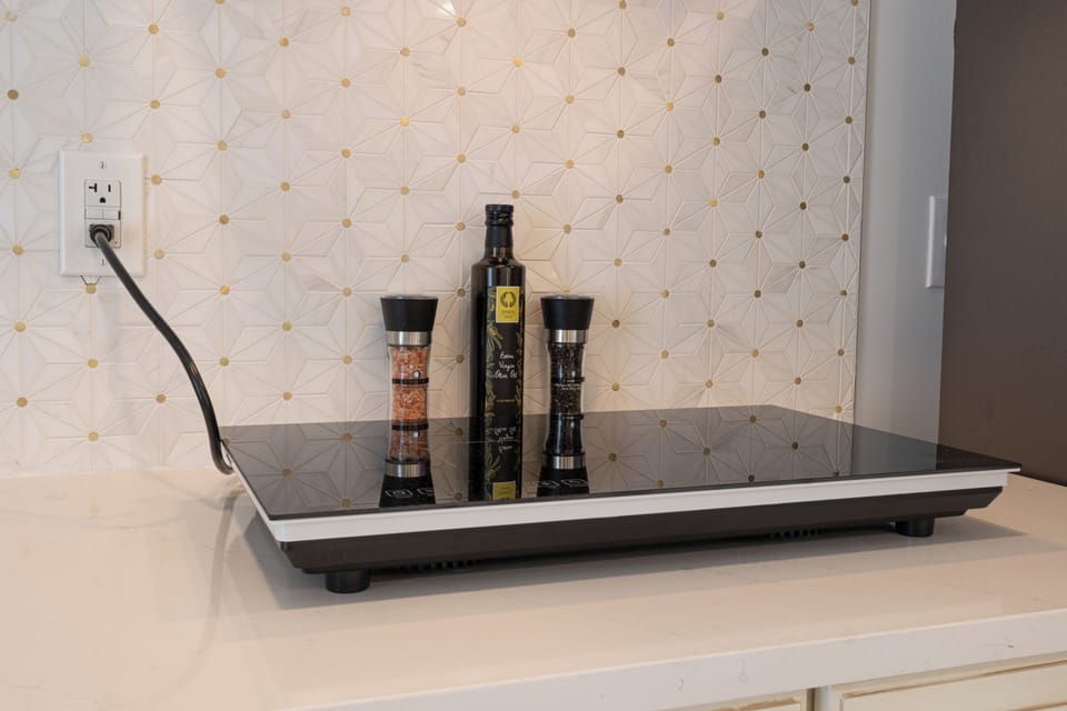 Induction cooktop with two burners to prepare meals at your leisure