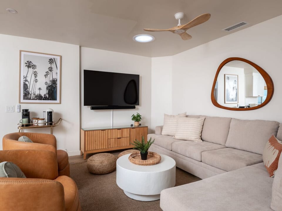 Relax in the spacious living room equipped with a Smart TV, Xbox, PS5, and an iPad.