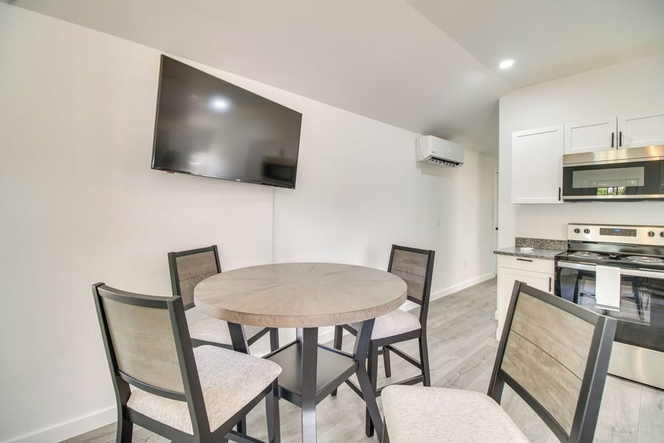 Dining Area | Dishware/Flatware Provided