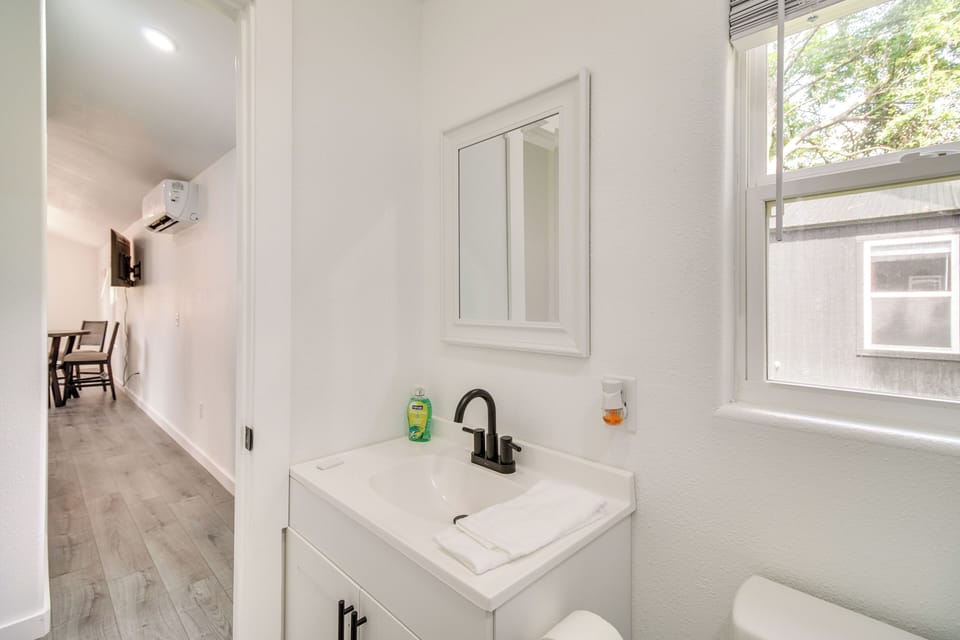 Full Bathroom | Towels Provided | Complimentary Toiletries