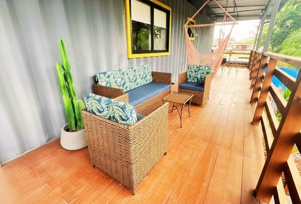 Relaxe em nossas poltronas na área da varanda coberta
