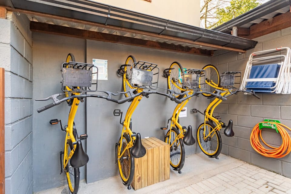 Disponibilizamos bicicletas para aluguel por diária a preços mínimos! Com elas você poderá passear pelas ciclovias à beira da Lagoa da Conceição e ir até a Praia da Joaquina ou Campeche