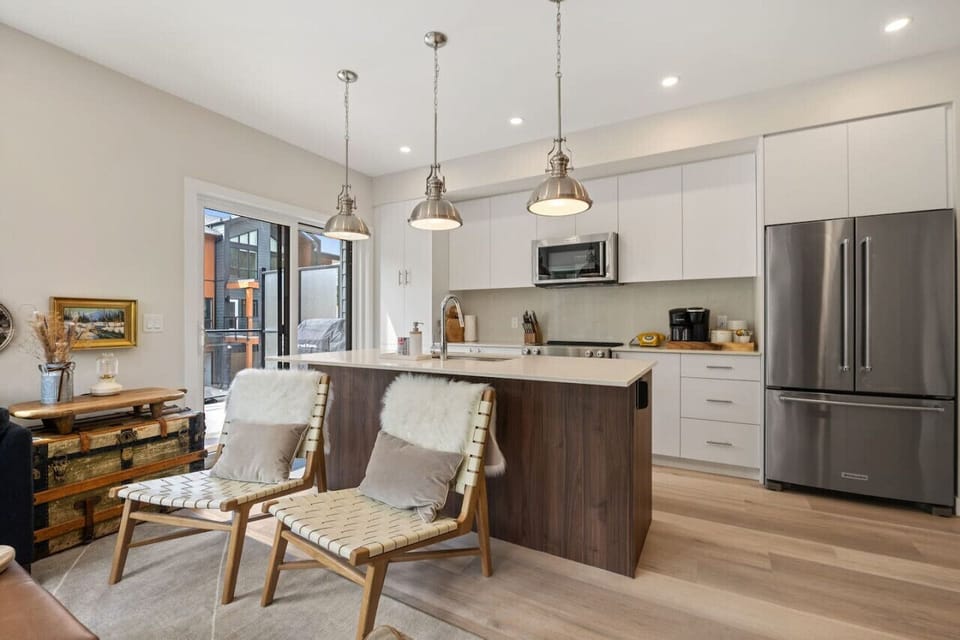 Full, luxe kitchen with access to the patio & BBQ.