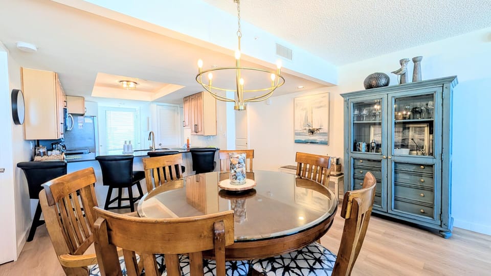 Bright-airy space to enjoy your Beach breakfast, lunch and Dinner