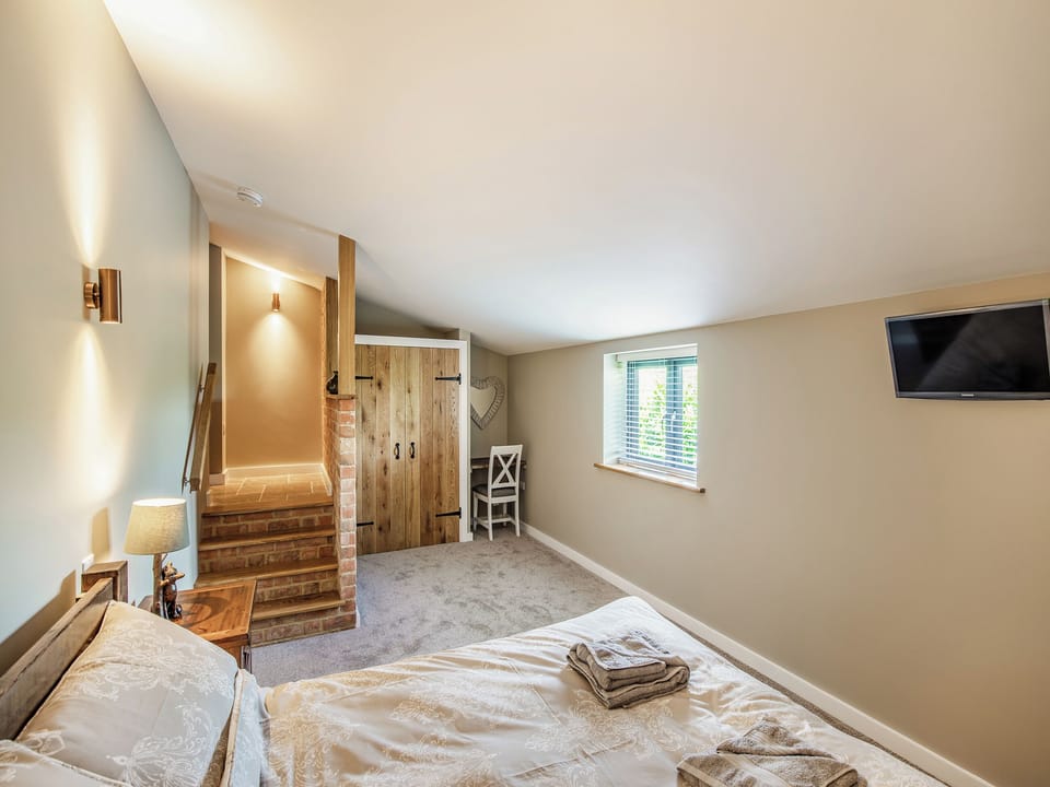 King size bedroom | The Old Stables 2 - Quarry Hill Farm, Shipton-Under-Wychwood