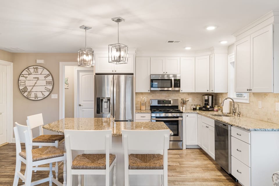 Cook with ease in a fully equipped modern kitchen.