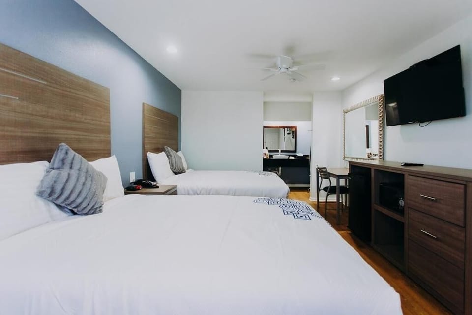 2 Queen size beds