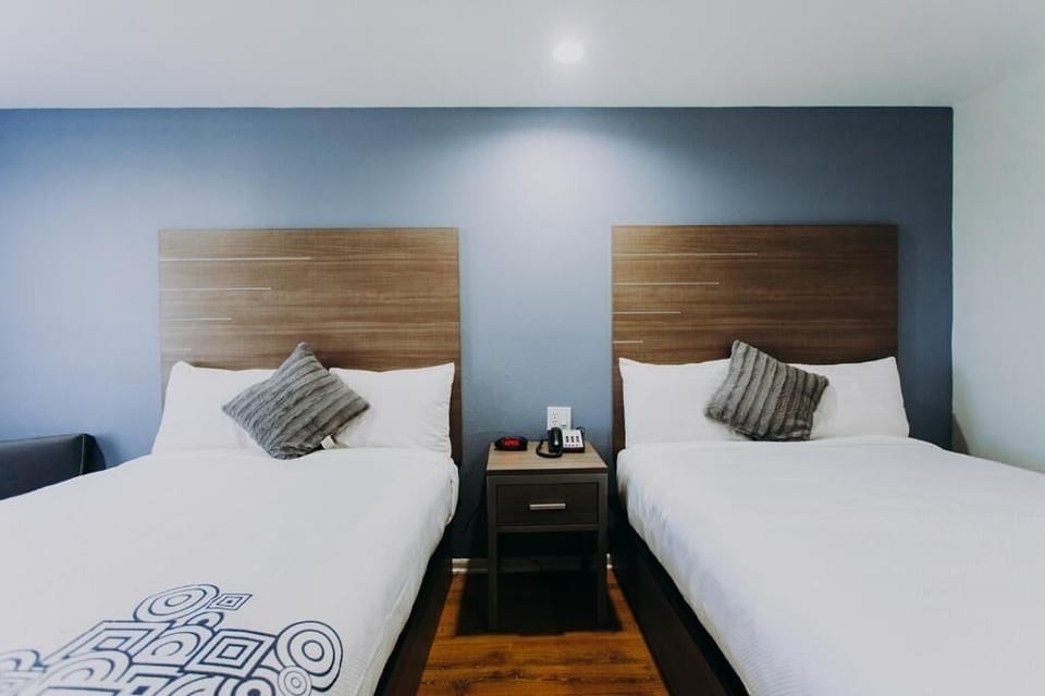 2 Queen size beds