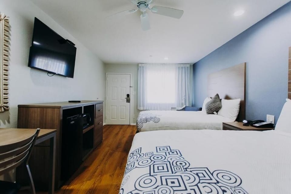 2 Queen size beds