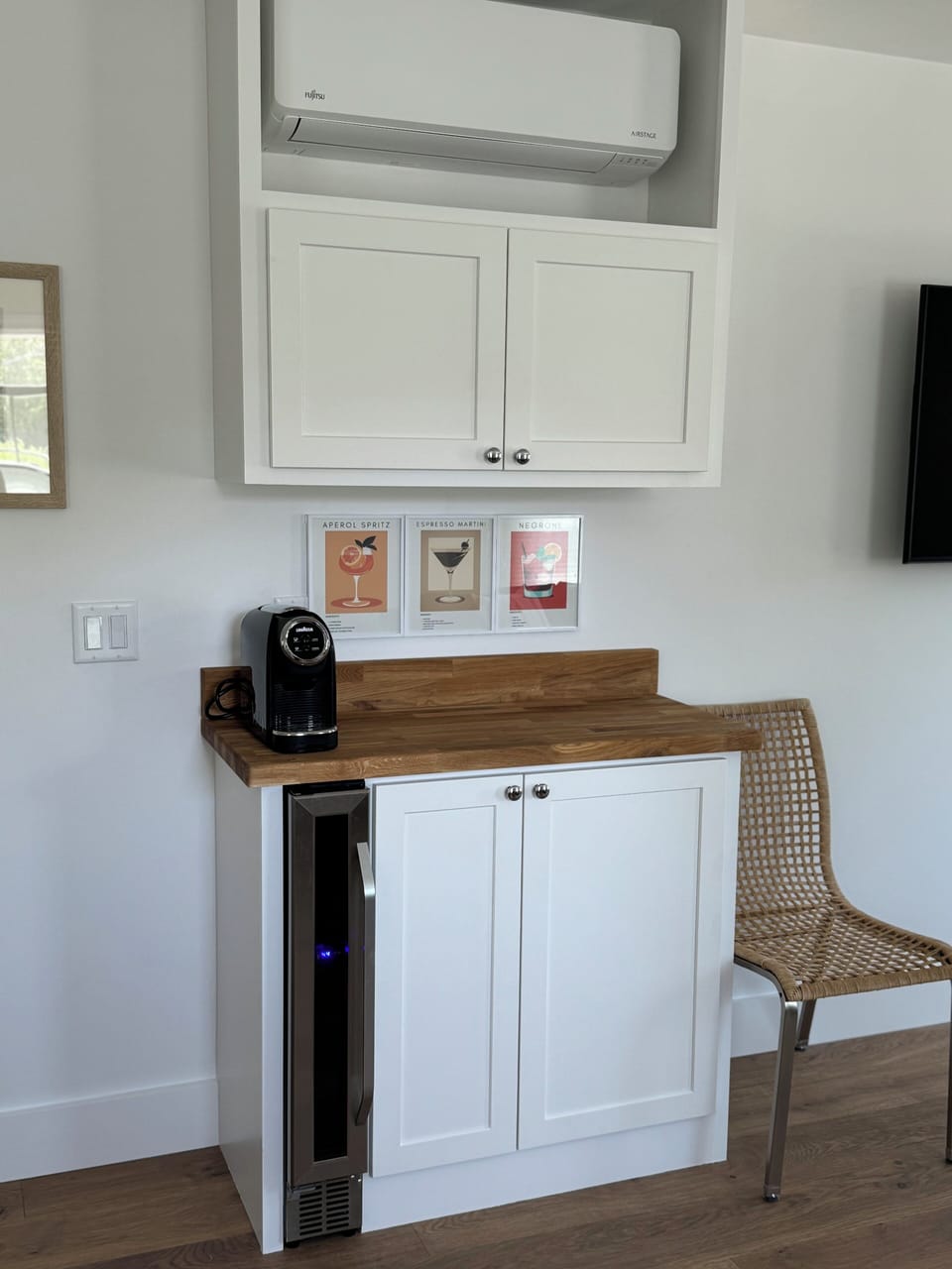 mini bar/coffee bar