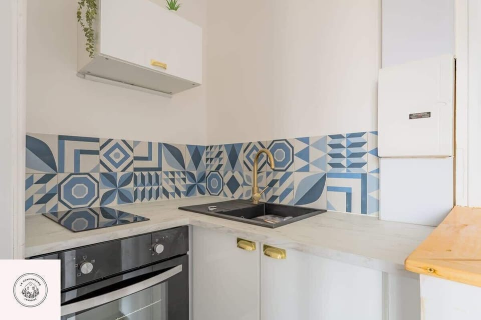 KITCHENETTE, TASSIMO, FOUR ELECTRIQUE ET PLAQUE ELECTRIQUE 
