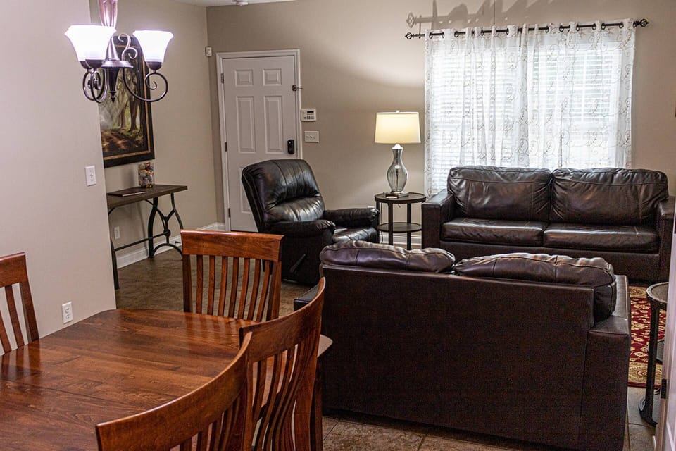 Living room/dining area