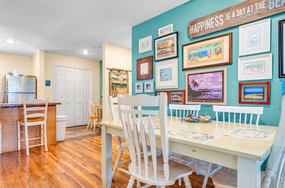 ample seating for dining with 5 at the table and additional seating at the kitchen bar