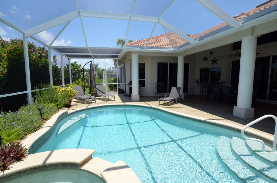 Large heated pool & Hot Tub