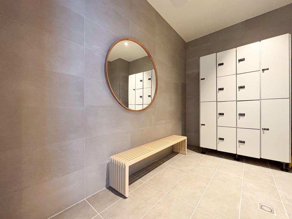 Welcome to Trébeurden! This seaside apartment offers stunning ocean views, direct Tresmeur beach access, a heated indoor pool, and a ping-pong table for added fun. The kitchen is fully fitted and equipped, perfect for preparing delicious meals with family or friends. Relax year-round and enjoy breathtaking sunsets, water activities, and the natural beauty of Brittany. Just minutes from shops, restaurants, and hiking trails, this apartment is the ideal getaway for sea and nature lovers.