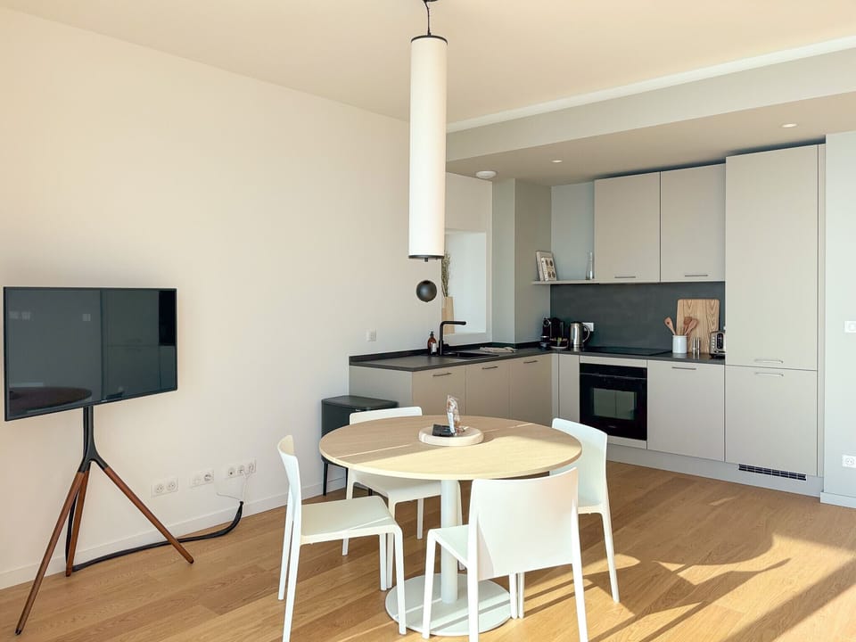 Welcome to Trébeurden! This seaside apartment offers stunning ocean views, direct Tresmeur beach access, a heated indoor pool, and a ping-pong table for added fun. The kitchen is fully fitted and equipped, perfect for preparing delicious meals with family or friends. Relax year-round and enjoy breathtaking sunsets, water activities, and the natural beauty of Brittany. Just minutes from shops, restaurants, and hiking trails, this apartment is the ideal getaway for sea and nature lovers.