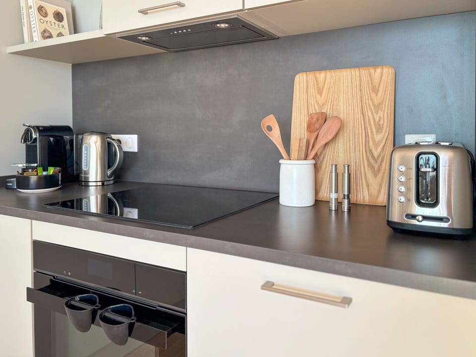 Welcome to Trébeurden! This seaside apartment offers stunning ocean views, direct Tresmeur beach access, a heated indoor pool, and a ping-pong table for added fun. The kitchen is fully fitted and equipped, perfect for preparing delicious meals with family or friends. Relax year-round and enjoy breathtaking sunsets, water activities, and the natural beauty of Brittany. Just minutes from shops, restaurants, and hiking trails, this apartment is the ideal getaway for sea and nature lovers.