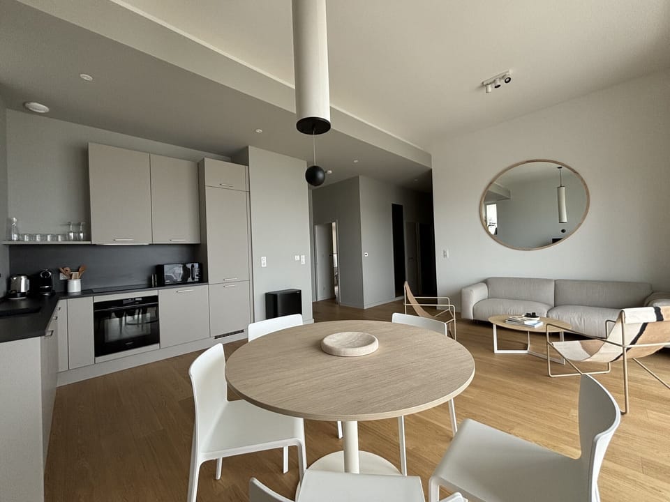 Welcome to Trébeurden! This seaside apartment offers stunning ocean views, direct Tresmeur beach access, a heated indoor pool, and a ping-pong table for added fun. The kitchen is fully fitted and equipped, perfect for preparing delicious meals with family or friends. Relax year-round and enjoy breathtaking sunsets, water activities, and the natural beauty of Brittany. Just minutes from shops, restaurants, and hiking trails, this apartment is the ideal getaway for sea and nature lovers.