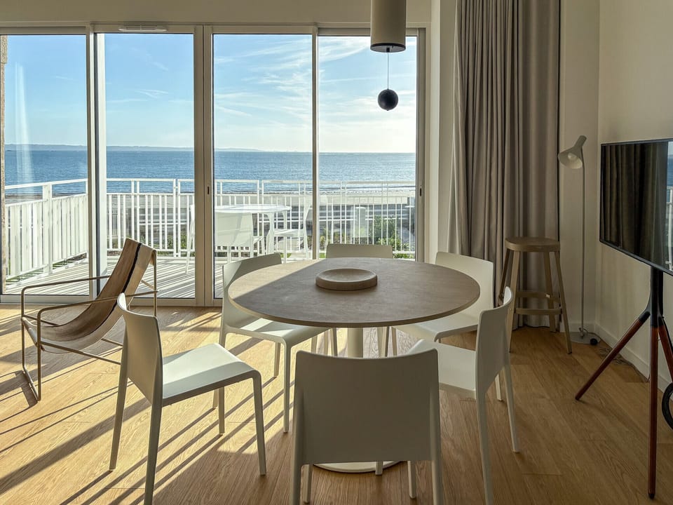 Welcome to Trébeurden! This seaside apartment offers stunning ocean views, direct Tresmeur beach access, a heated indoor pool, and a ping-pong table for added fun. The kitchen is fully fitted and equipped, perfect for preparing delicious meals with family or friends. Relax year-round and enjoy breathtaking sunsets, water activities, and the natural beauty of Brittany. Just minutes from shops, restaurants, and hiking trails, this apartment is the ideal getaway for sea and nature lovers.