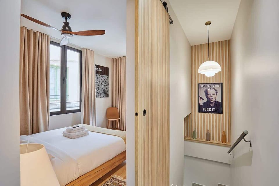 Chambre 1 avec lit double 160 cm, télévision  et ventilateur au plafond