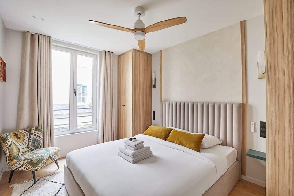 Chambre 2 avec lit double 160 cm, télévision  et ventilateur au plafond