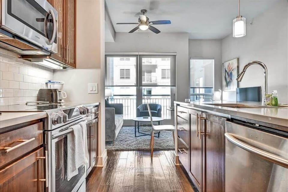 Midtown Atlanta 1 Bedroom Kitchen