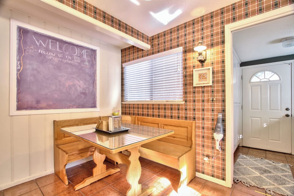 Kitchen dining area 🍴with fun chalk wall!