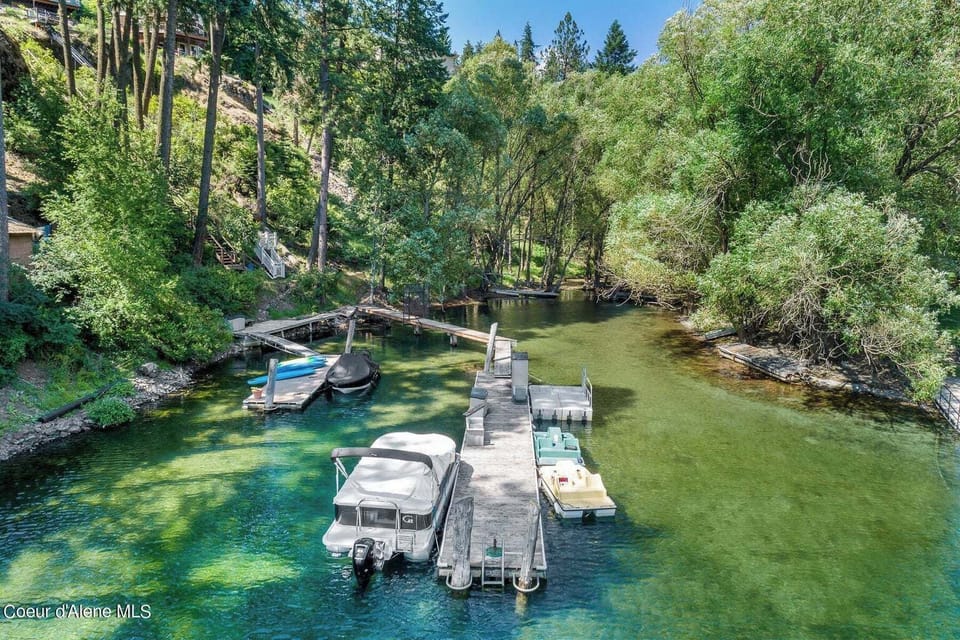 Lake access with calm waters, perfect for swimmers;)