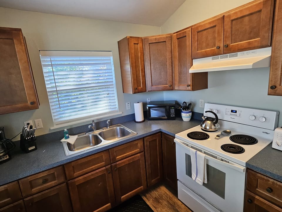 Full Kitchen - Stocked