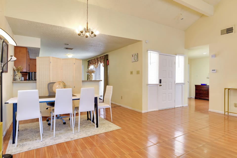 Dining Area | Dishware/Flatware Provided