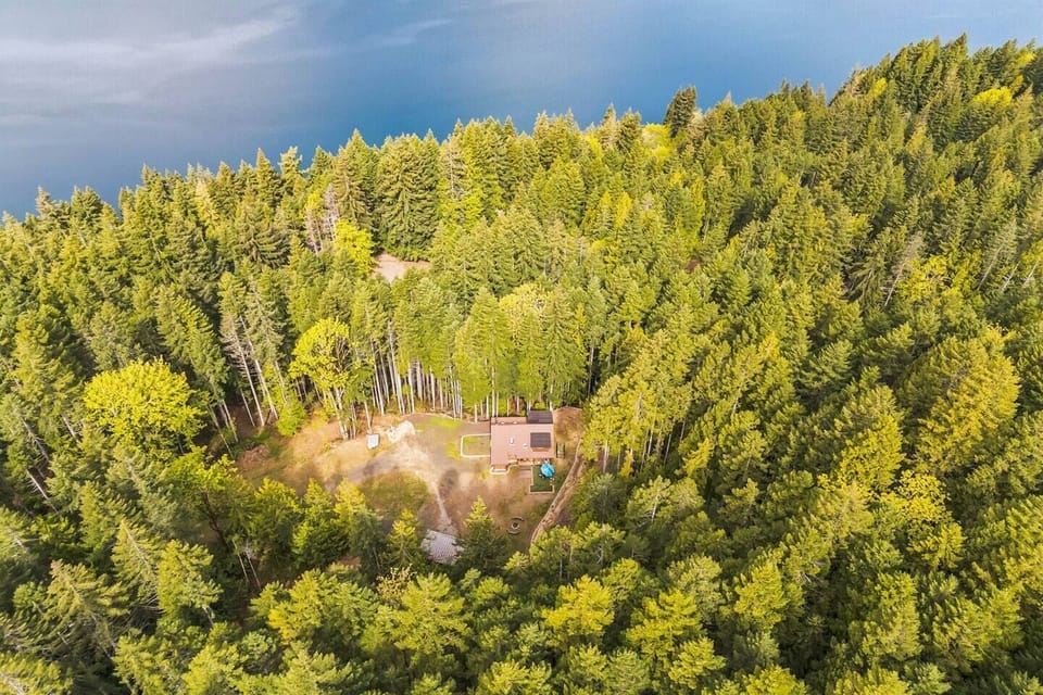 No neighbors in sight, quiet and secluded yet very close to the lake and its parks.