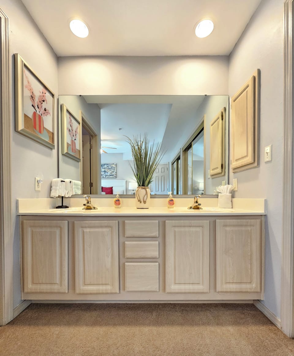 Luxurious, full sized spare bathroom equipped with all the comforts of home!