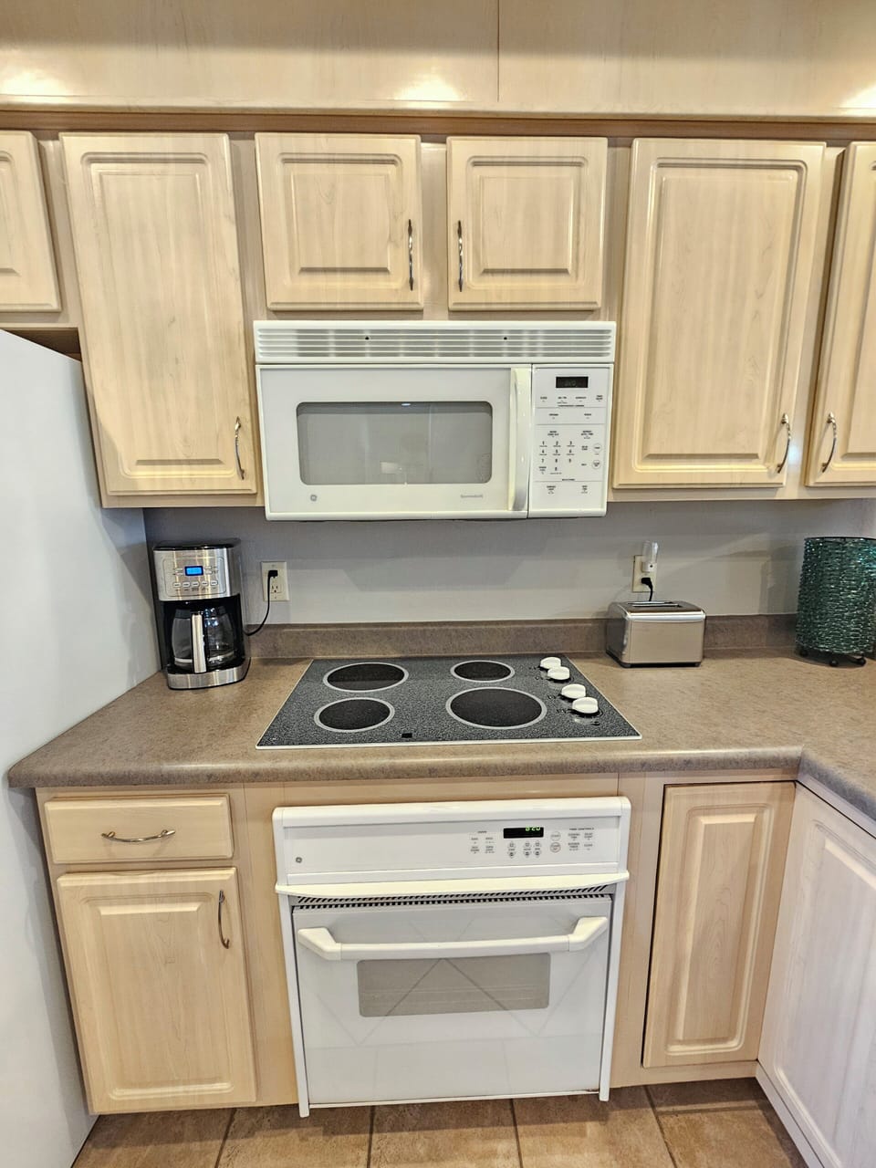 Oven, stovetop, microwave, toaster, and all the comforts of home!
