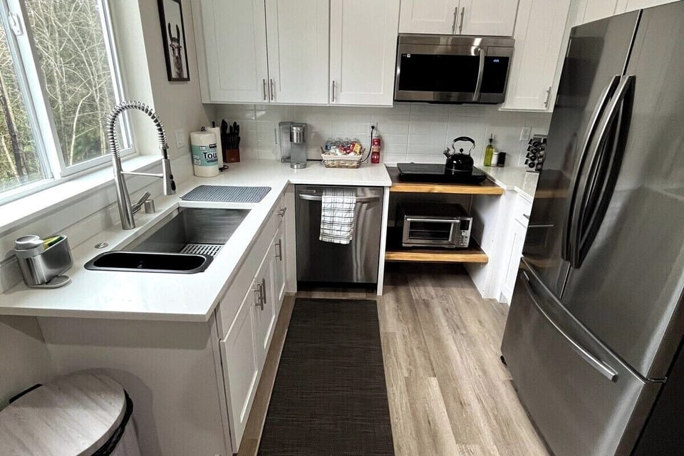 Full kitchenette with hot plate, microwave and toaster oven. 